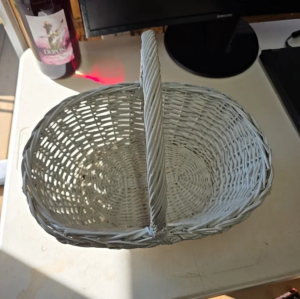 Vtg.White Wicker Handled Basket -(226)